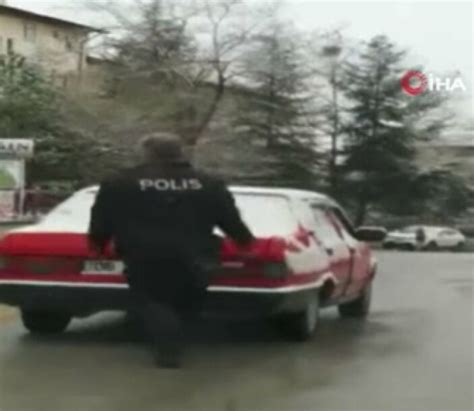A­n­k­a­r­a­­d­a­ ­y­o­l­d­a­ ­k­a­l­a­n­ ­v­a­t­a­n­d­a­ş­ı­n­ ­i­m­d­a­d­ı­n­a­ ­p­o­l­i­s­ ­k­o­ş­t­u­